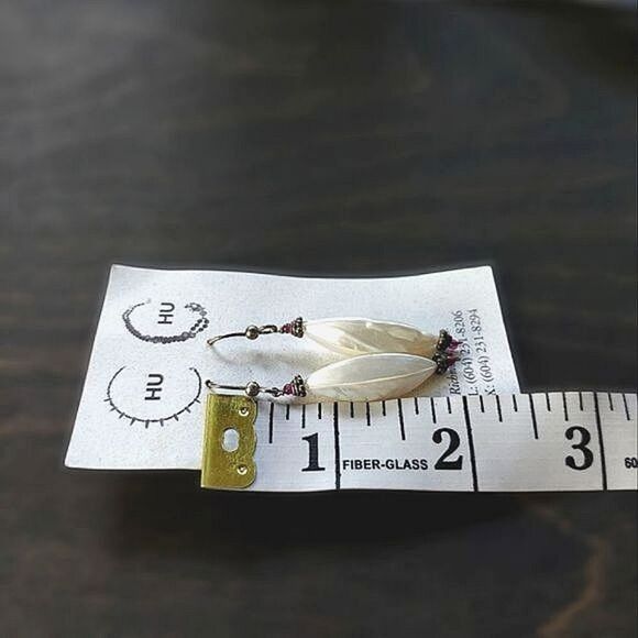 Deadstock Indian faux "garlic" MOP & genuine garnet earrings - Picture 2 of 3